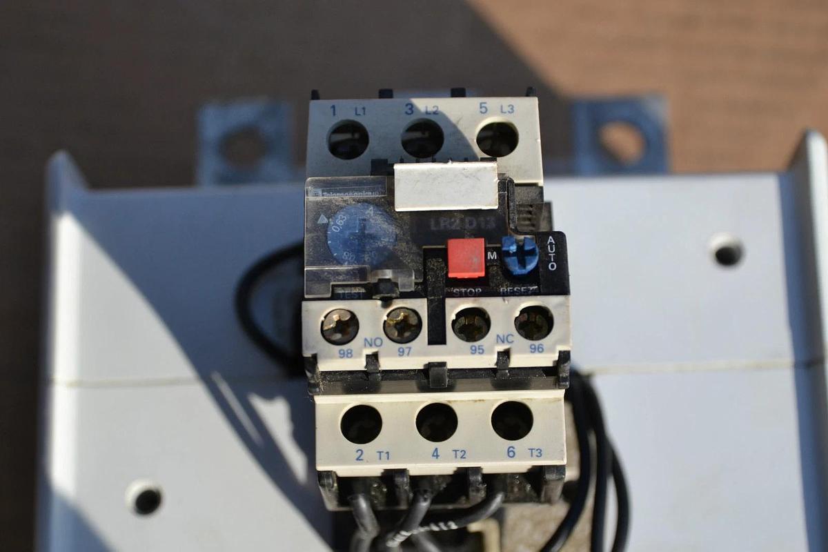 Used TELEMECANIQUE OVERLOAD RELAY LR2-F6375 LR2F6375 200-315A W/ LA7-D1064