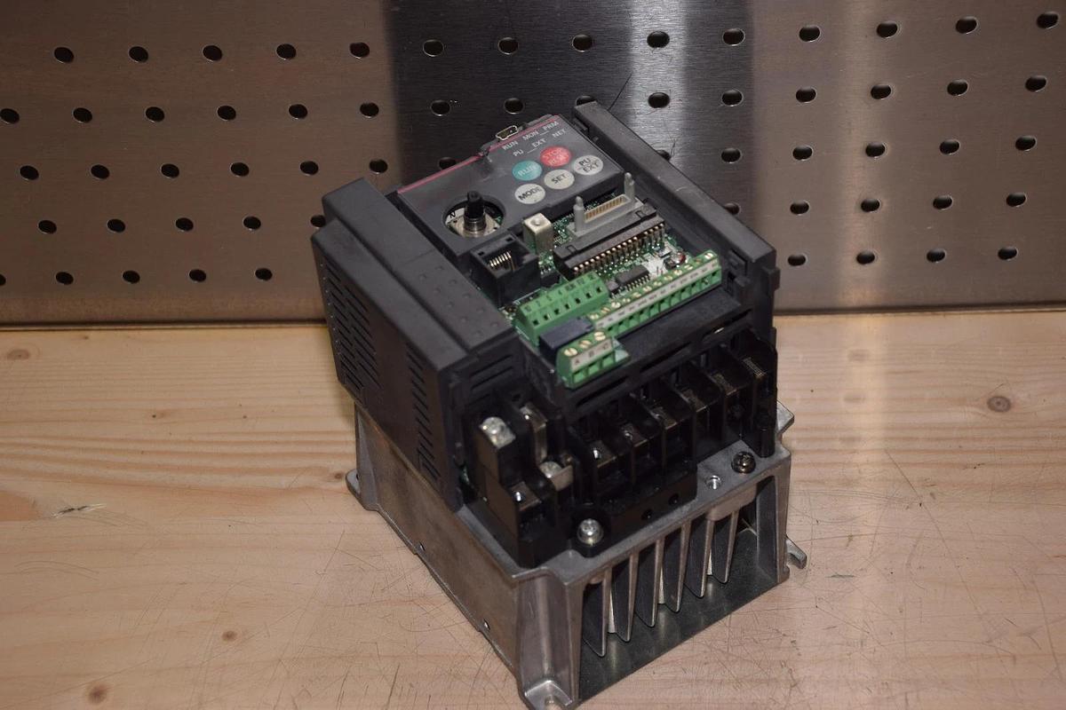 Used Mitsubishi Drive, FR-E720-1.5K FRE72015K Inverter 8A 3PH AC200-240V 0.2-400Mhz