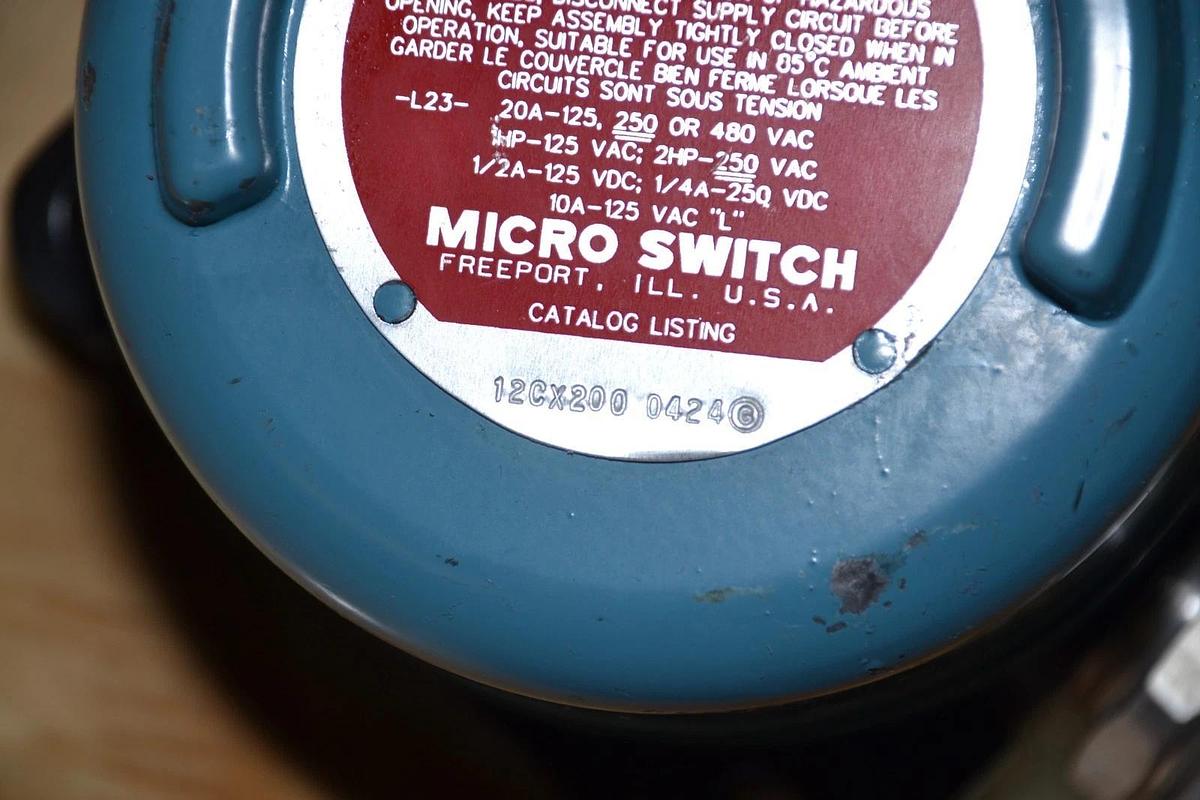 Used Micro Switch Explosion Proof Switch Limit Switch 12CX2000424 12CX200 0424