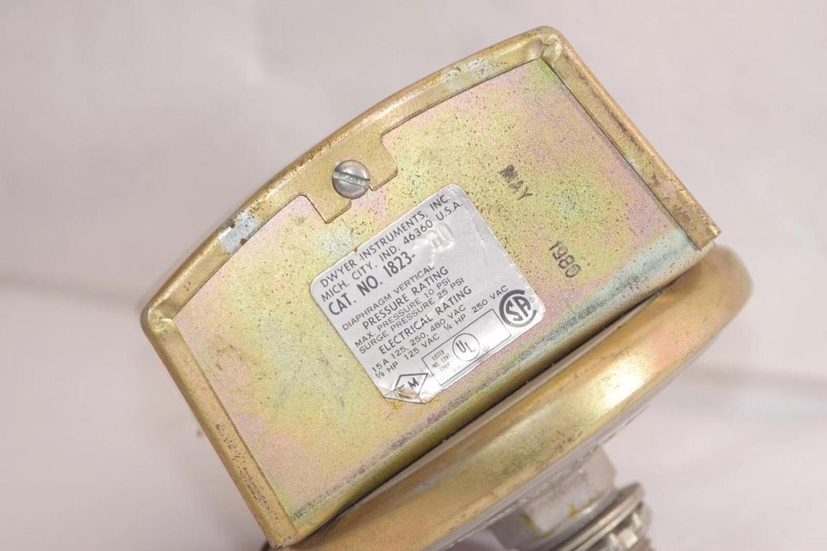 Used DWYER 1823-80 15A Vertical Diaphragm Pressure Switch