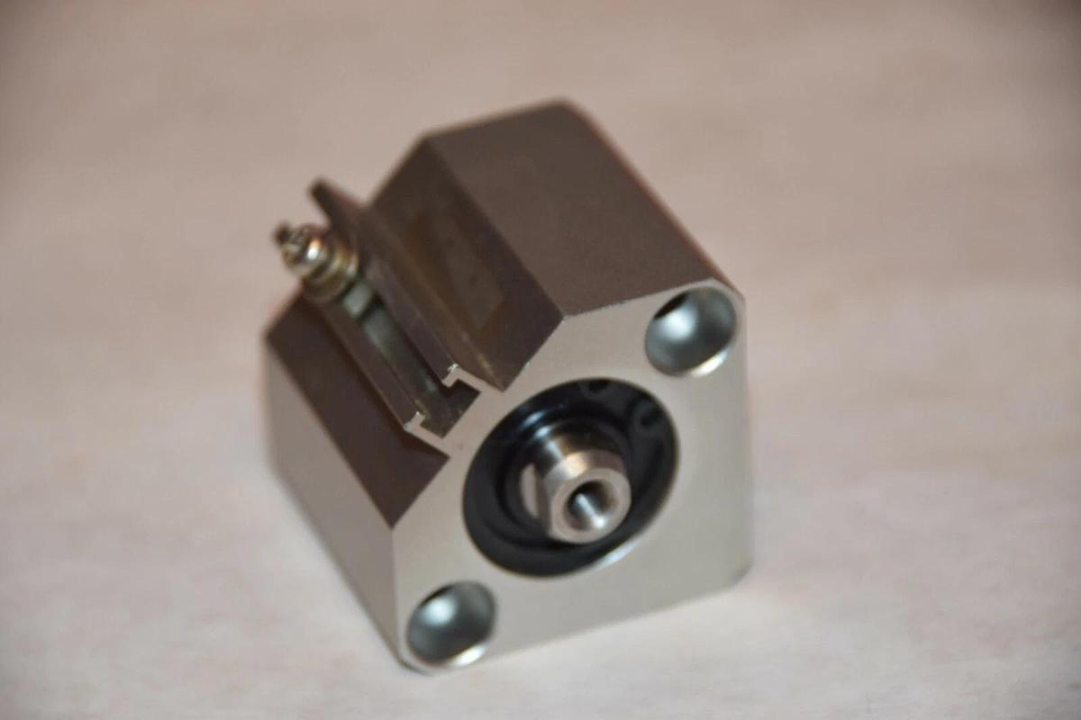 Used SMC CDQ2B20-5DC CDQ2B205DC PNEUMATIC CYLINDER