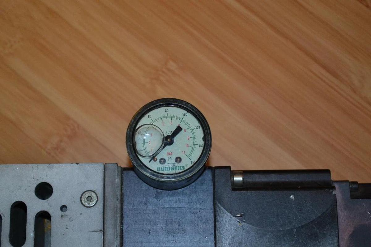 Used NUMATICS 92242U VALVE with 0-160psi Gauge