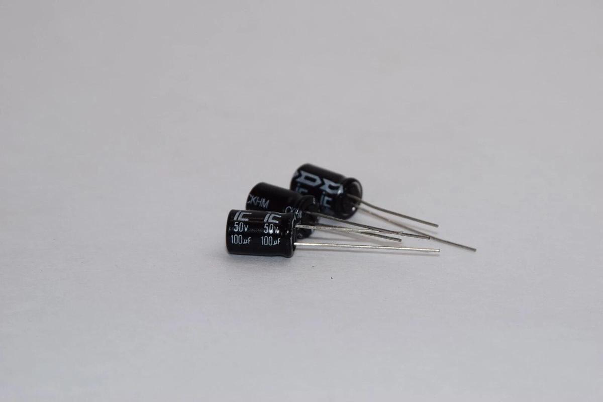 (NEW - Lot 3) ILLINOIS CAPACITOR 107CKHM050M 50V 100uF Capacitor