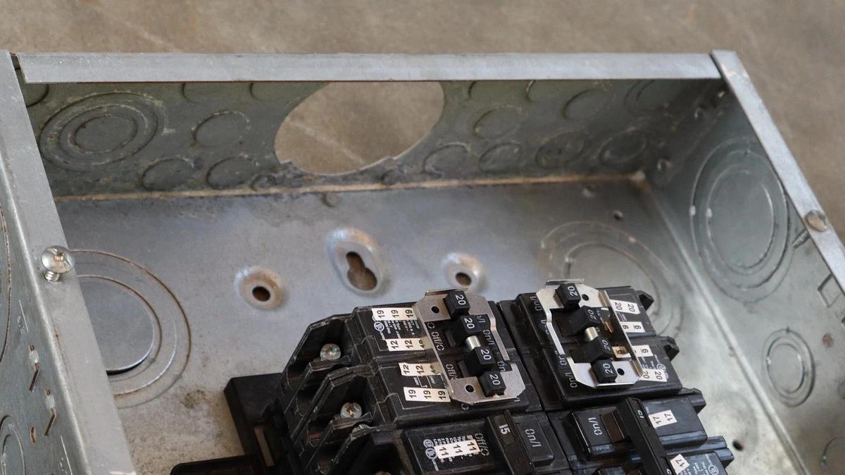 Used EATON Cutler Hammer BRP40N200G Panelboard Loadcenter 200A 120/240 1ph 3w 125A Mn