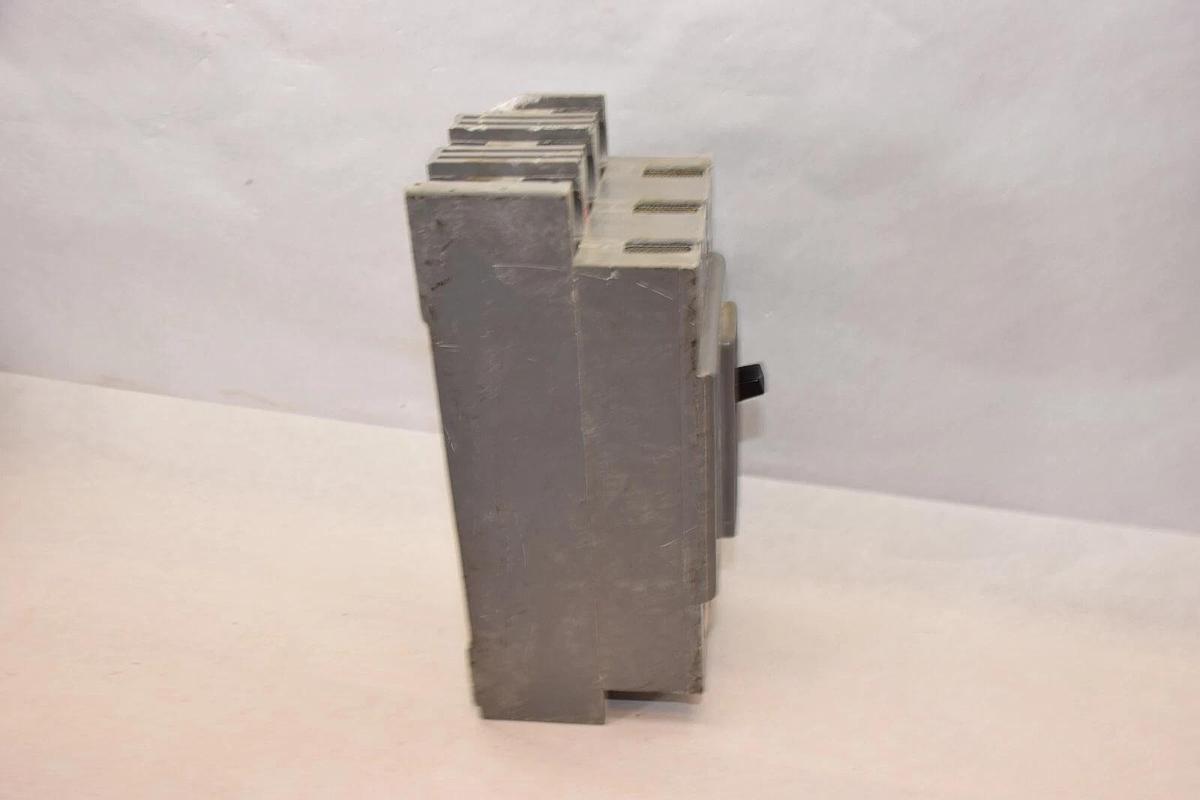 Used WESTINGHOUSE HF3070 70A Amp 3Pole Mark 75 Circuit Breaker *Chip*