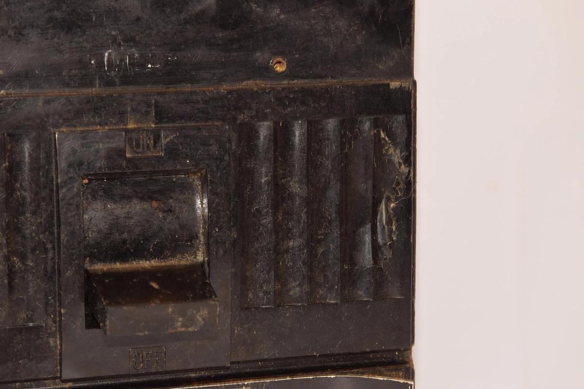 Used GE GENERAL ELECTRIC TJK436YT400 400A 400 Amp 3P 600Vac Circuit Breaker *Crack*