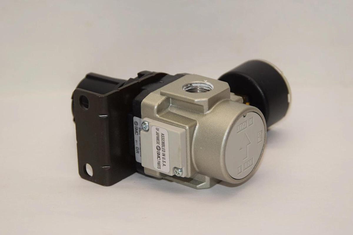 Used SMC AR30-N03BG-1Z-X 0-30psi Pneumatic Regulator & Gauge