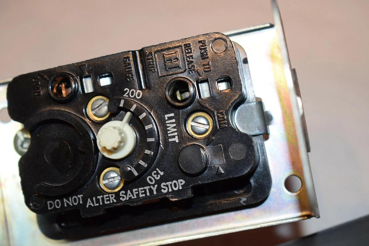 NEW HONEYWELL L4069A1011 3" INSERTION LIMIT CONTROLLER