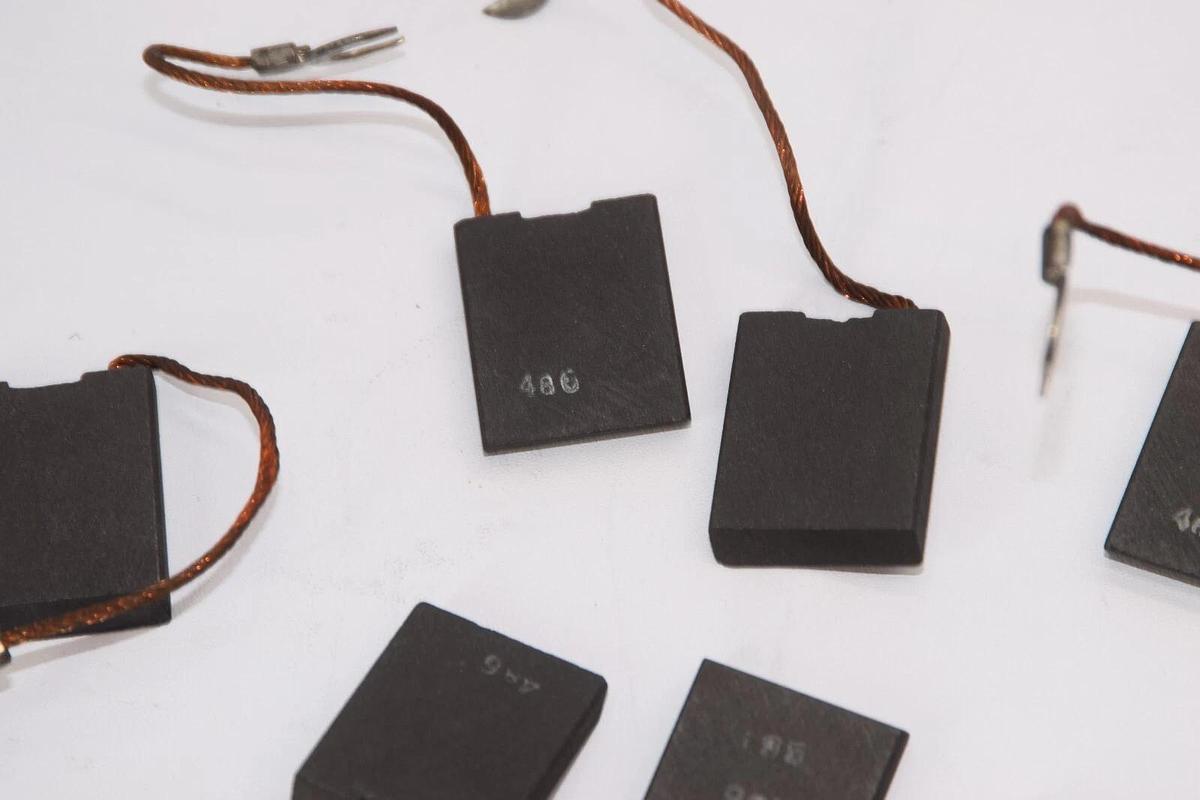 (NEW - Lot of 7) 486 1" x 1/4" Carbon Brush