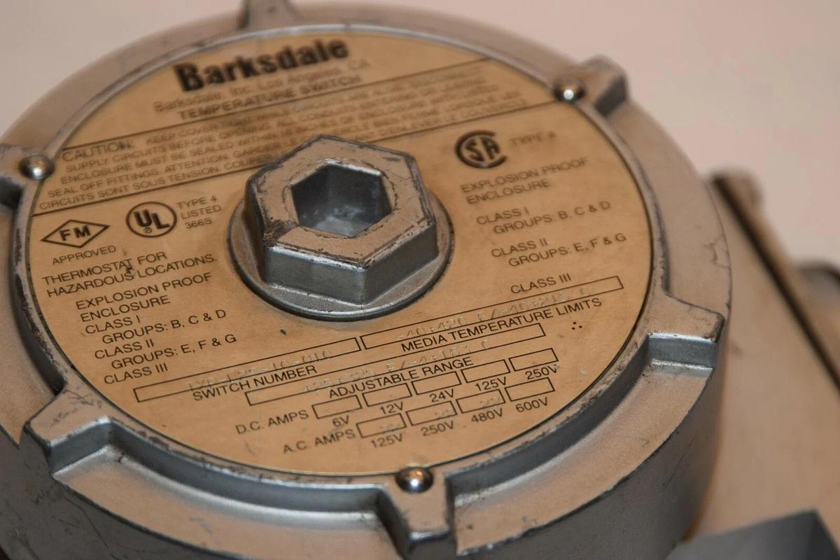 Used BARKSDALE TXR-L2S-10-010 Type 4 Explosion Proof Temperature Switch *head only*