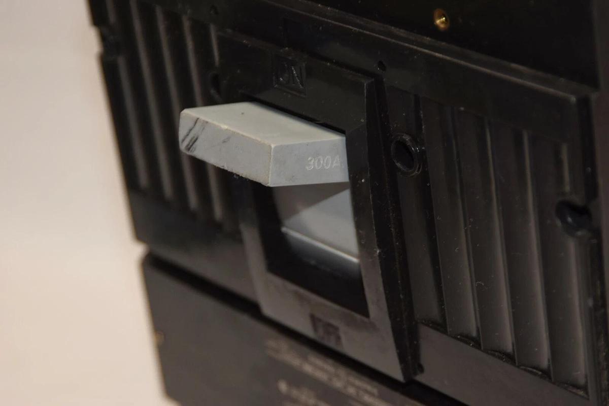 Used GENERAL ELECTRIC TJD432300 E11592-R 300A 300 A Amp 240V Circuit Breaker