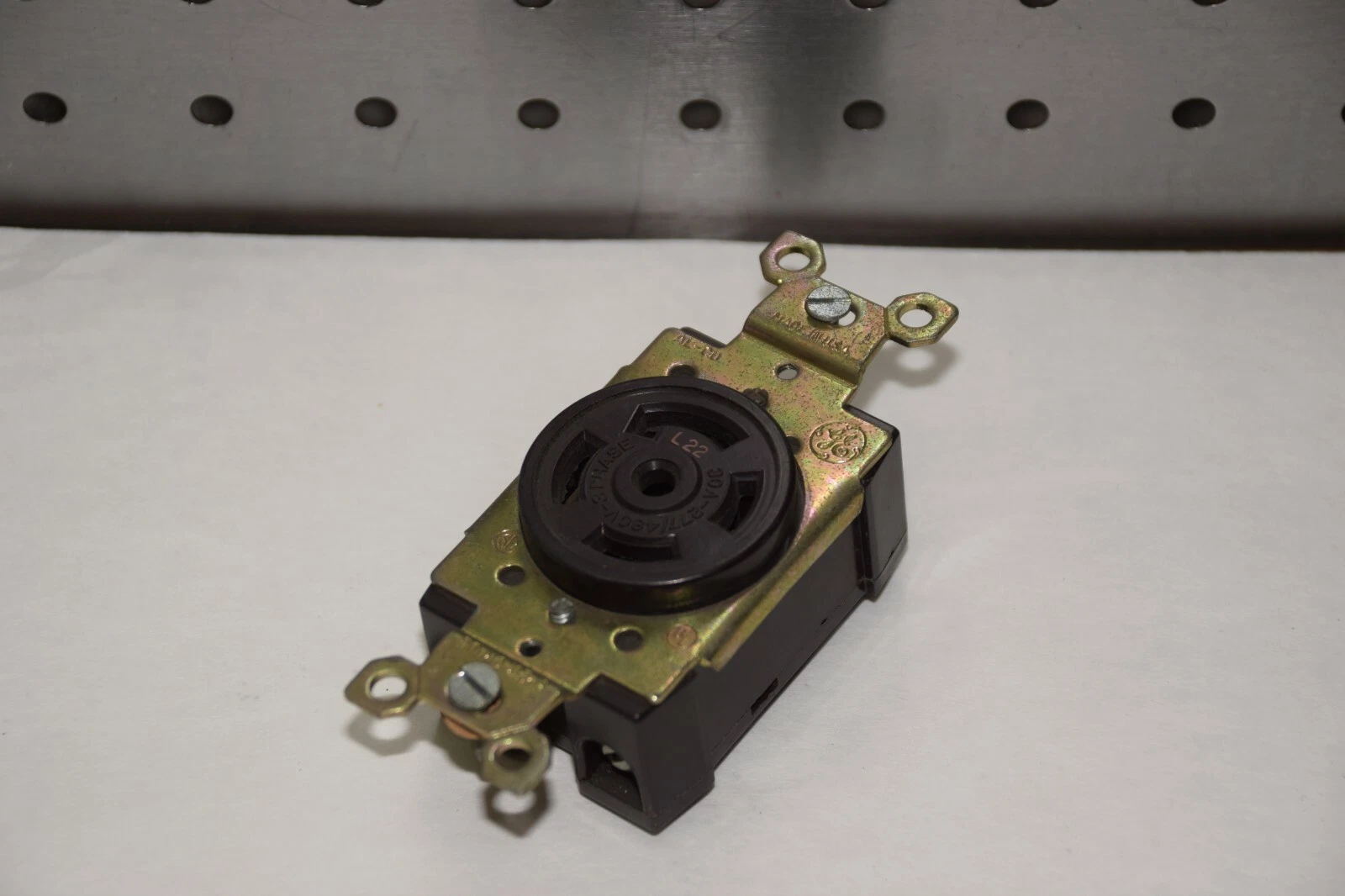 GE GENERAL ELECTRIC L-22 30A 277/480V 3 PHASE TWIST LOCK RECEPTACLE NEW