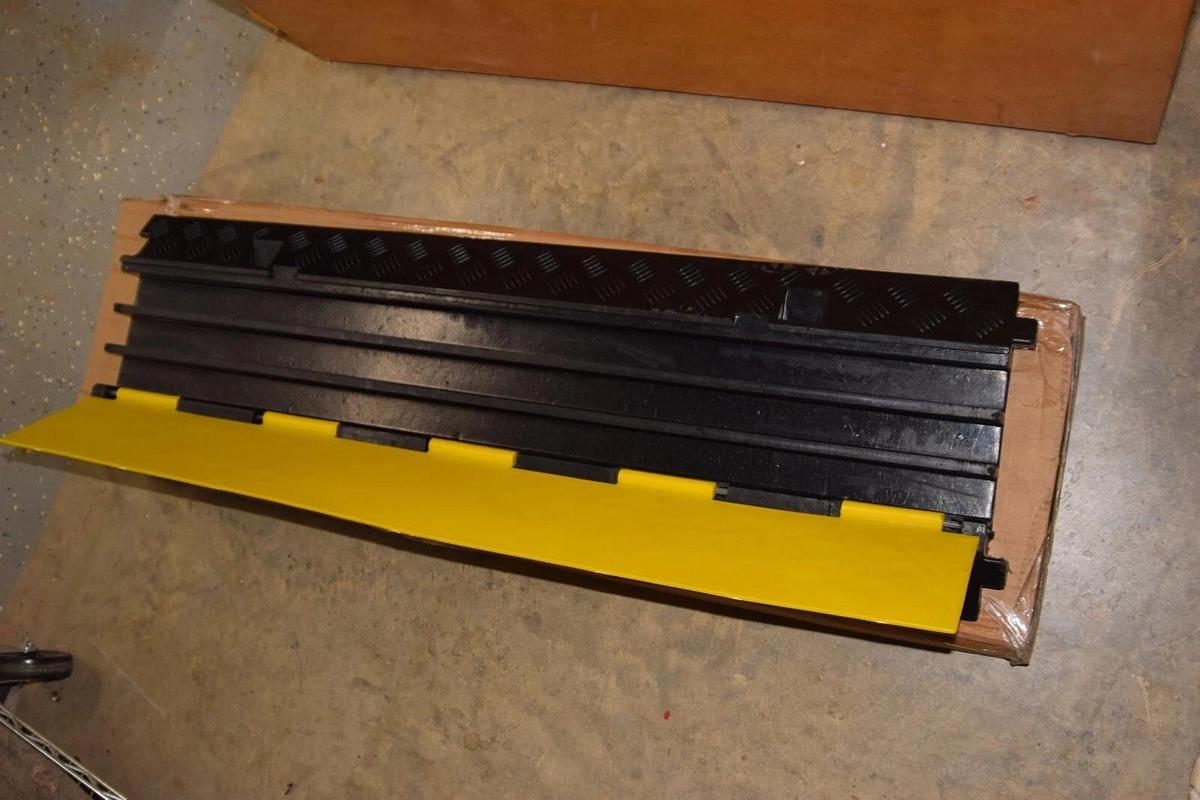 (NEW) CXRCY 38.5" x 12" LESSHATL00714YJ Cable Protector  Ramp