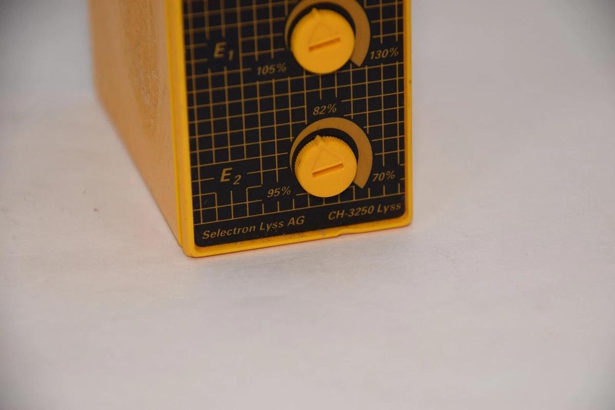 Used SELECTRON Lyss AG GM-U 40 GM-U40 CH-3250 Lyss  230/400V 3ph  Relay