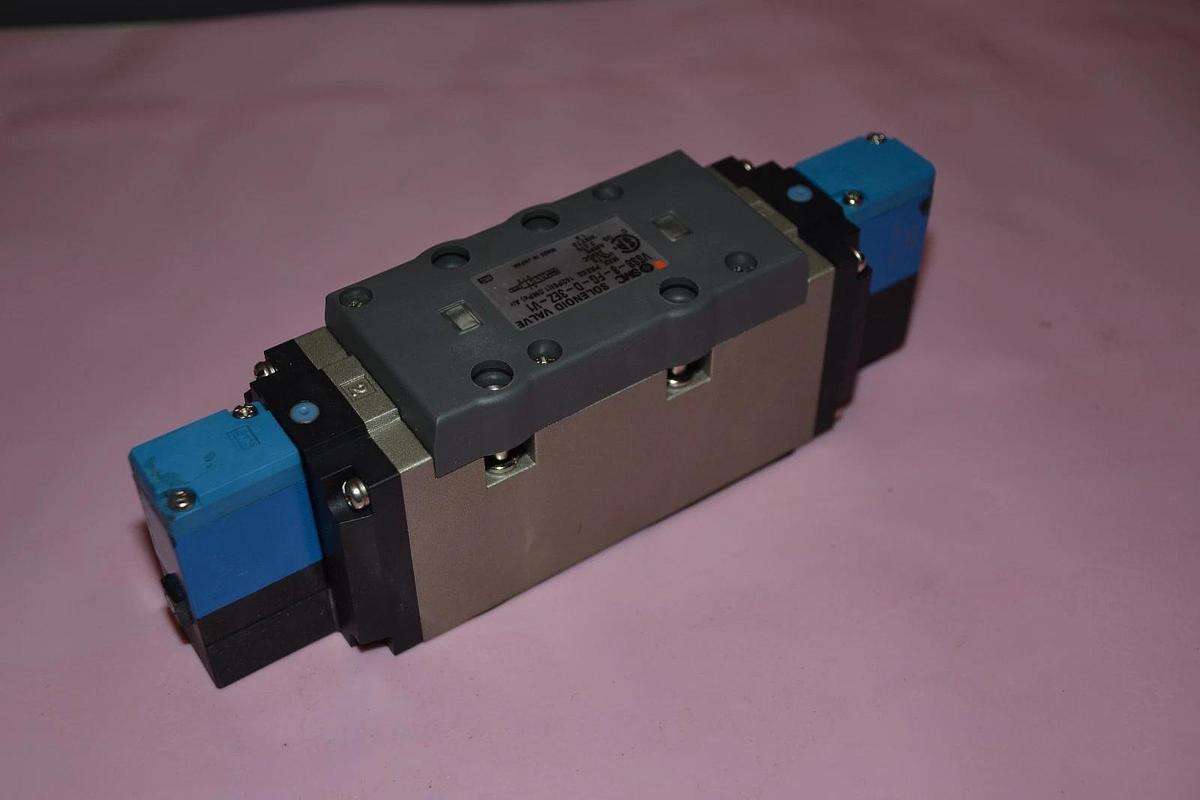 Used SMC VSS8-8-FG-D-3EZ-V1 VSS88FGD3EZV1 VALVE