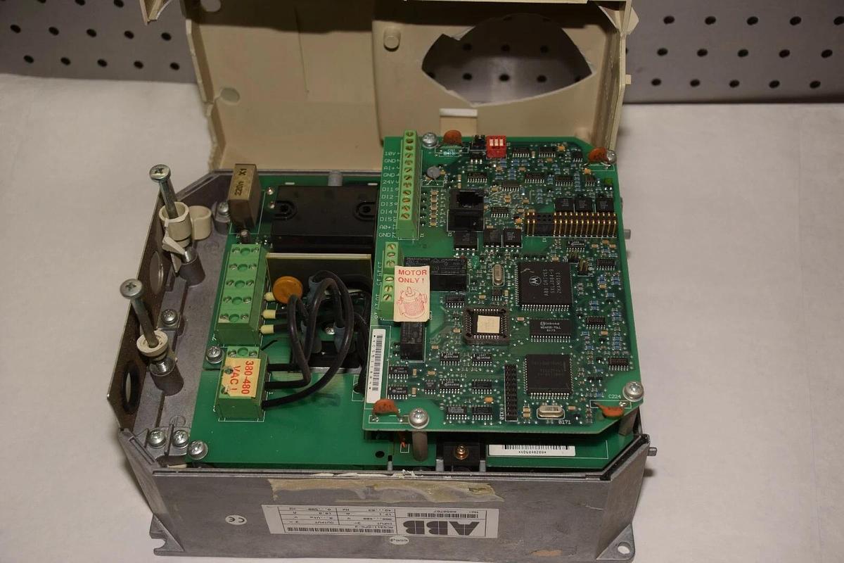 Used ABB VFD ACS300  ACS311-6P6-3 ACS3116P63 380/480V VARIABLE FREQUENCY DRIVE