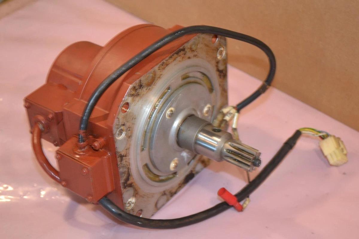 Used Yaskawa AC Servo Motor USAPEM-07YR21 043 513W 25kg.cm 2000r/m USAPEM-07YR21043