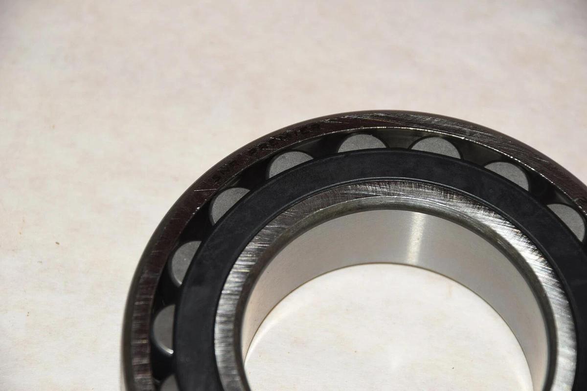 NEW SNR 22210 EA W33 22210EAW33 23.02.11 SPHERICAL ROLLER BEARING