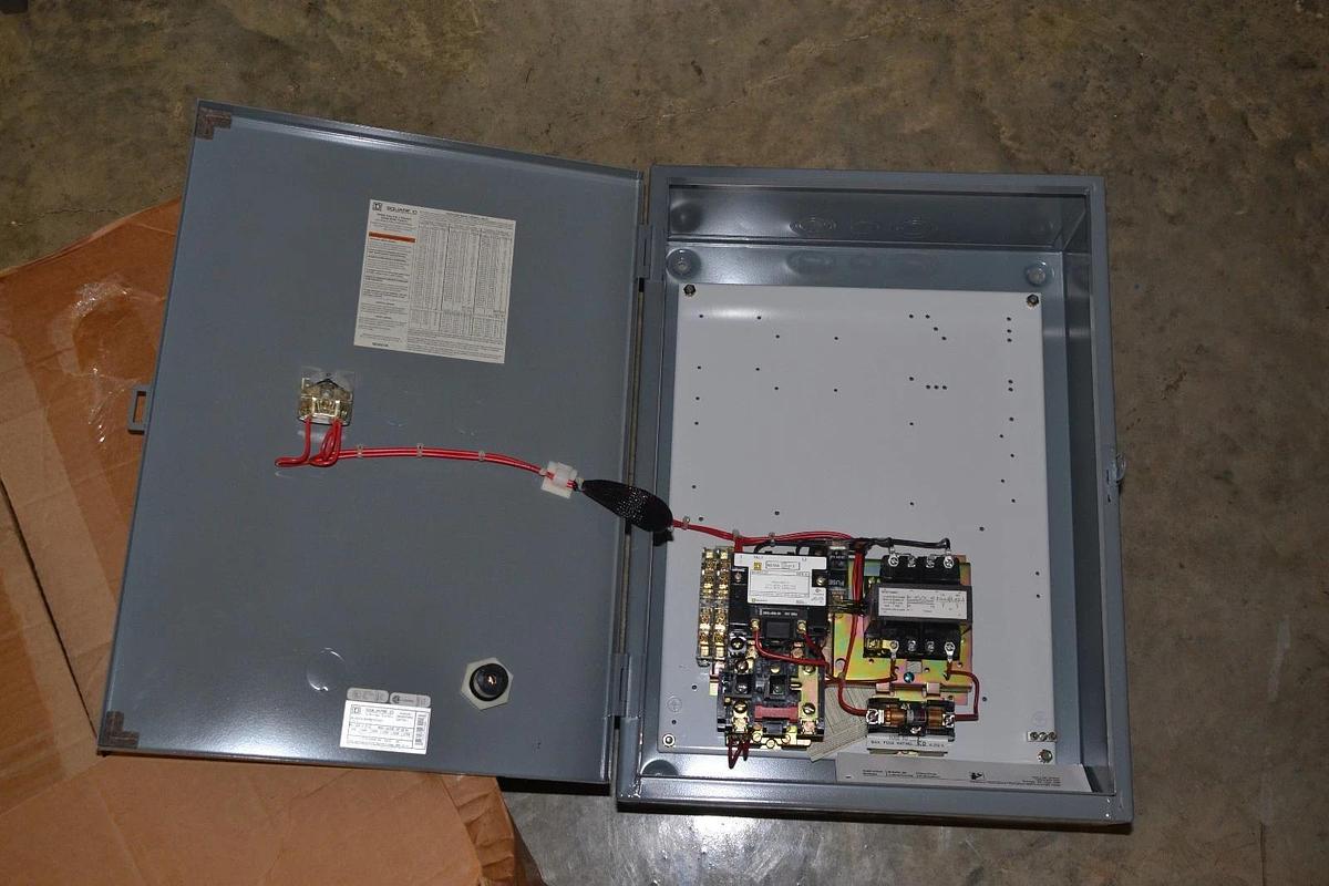 SQUARE D AC Magnetic Starter Combo 8536SCG1V82CFF4TX22 Size Sz 1 Ser A NEW