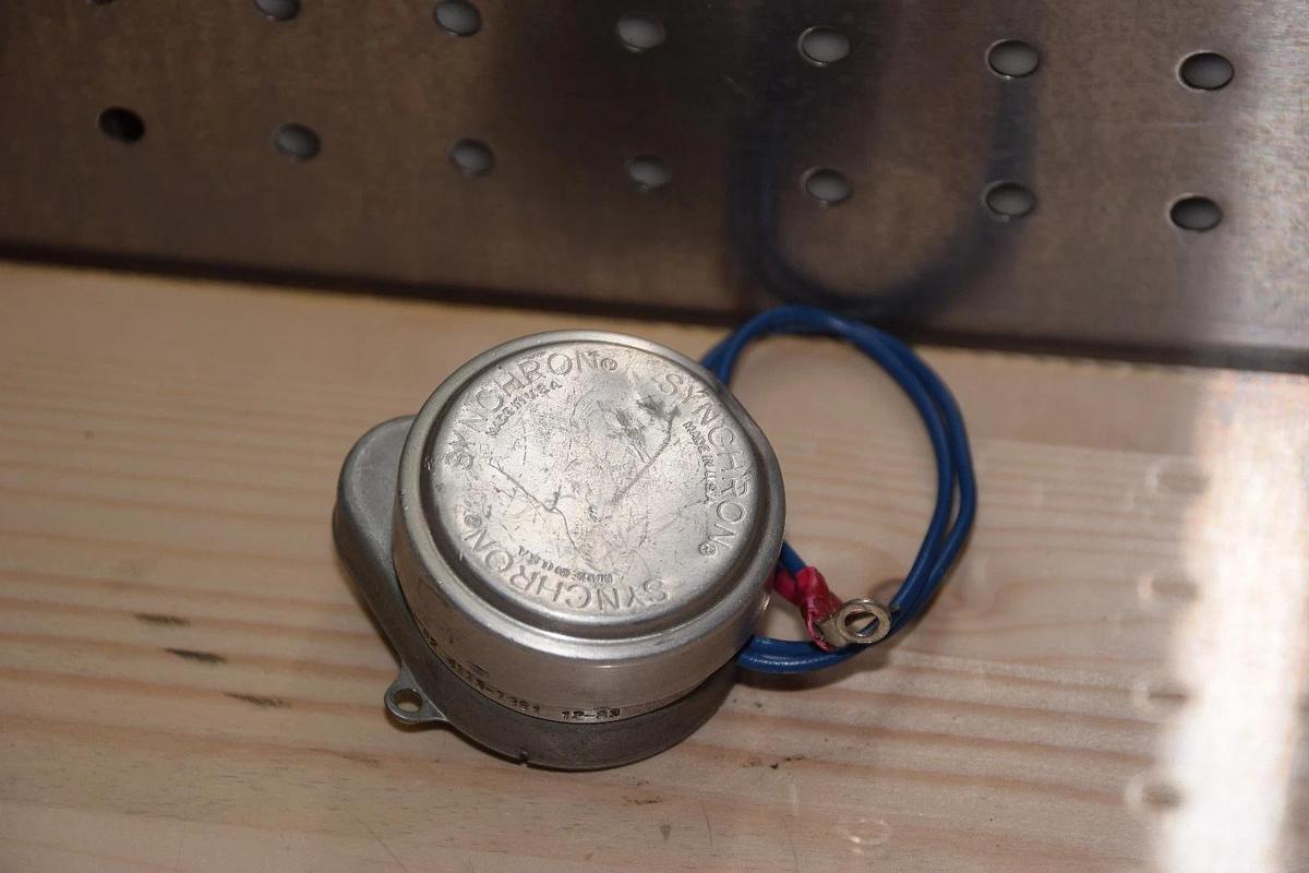 Used DANAHER CONTROLS EAGLE SIGNAL 4113-1381 41131381 110V MOTOR