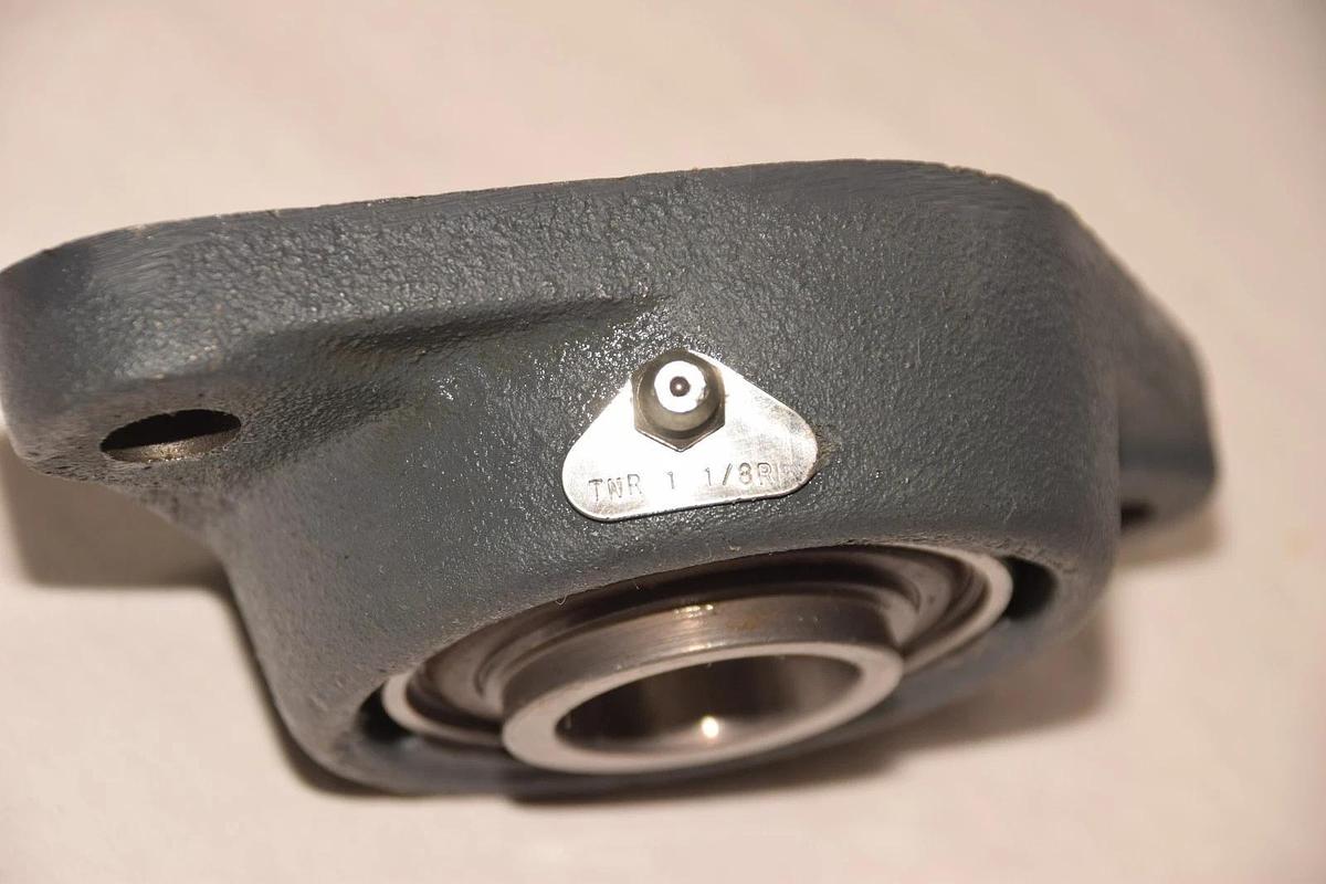 BCA TNR 1-1/8R TNR1-1/8R 1-1/8" FLANGE BEARING NEW