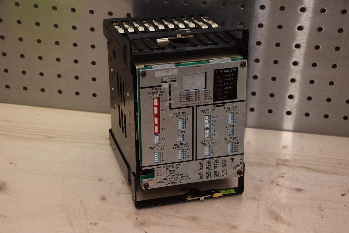 Used GE GENERAL ELECTRIC VOLTAGE RELAY 5AMP 48/125VDC 50/60HZ MDP201A2A