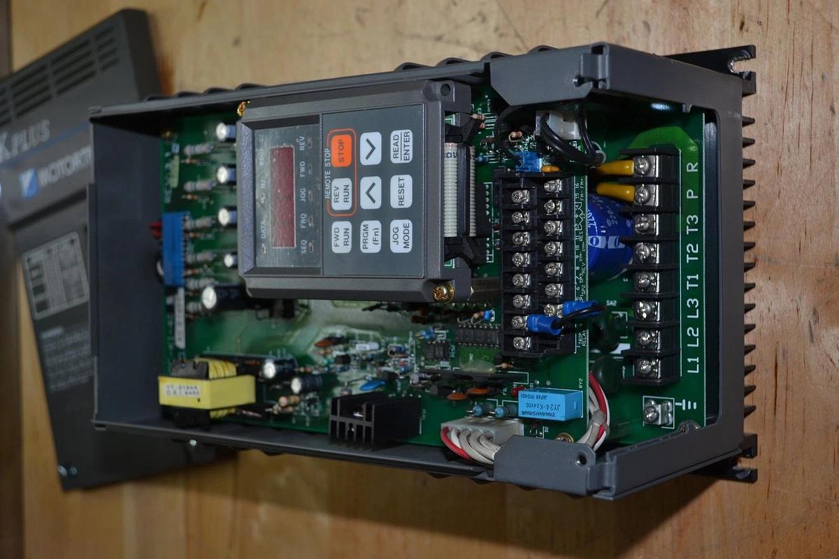 Used MOTORTRONICS K Plus AC DRIVE KP1-402  KP1402 380-480v 3.0 kva 3kva