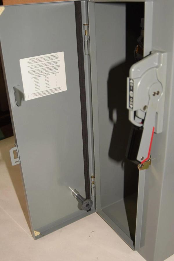 (NEW) ALLEN BRADLEY 512-M/A37214 3Ph Nema Size 1 Starter Comb. With Disconnect