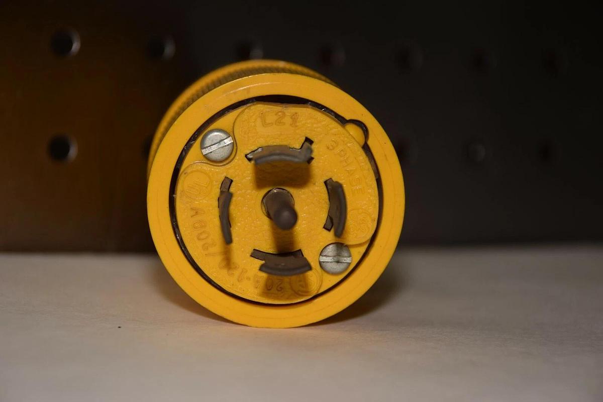 GE GENERAL ELECTRIC L21 20A 120/208V 3 PHASE LOCKING PLUG NEW