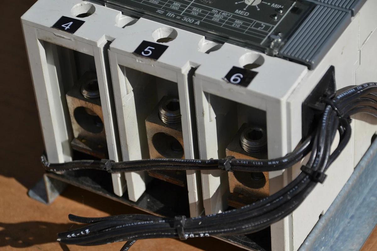 Used ABB BREAKER S5N SACE S5 SACES5 S5N300TDDAS8 300 AMP A 300A 300AMP 3P 3 POLE