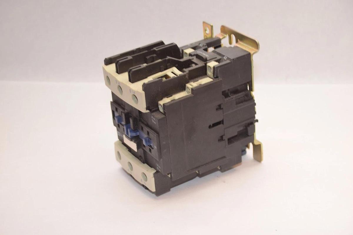 Used TELEMECANIQUE LC1 D8011 , LC1D8011 3Ph Contactor 110V Coil