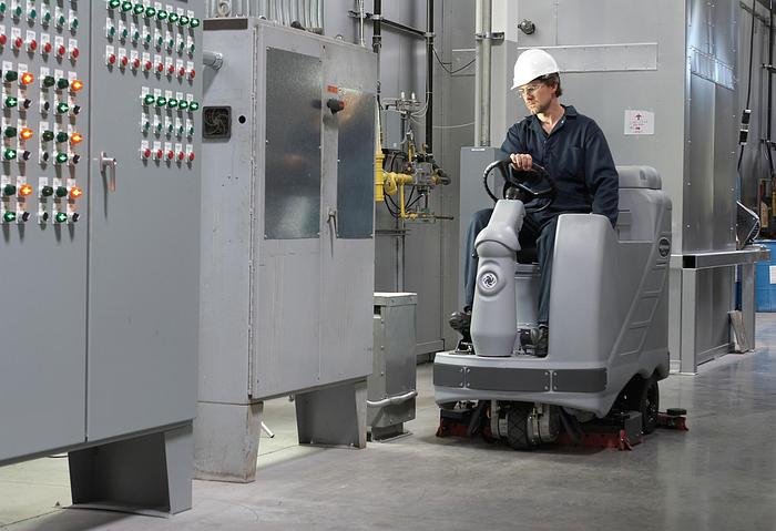 Used ADVANCE X3520C RIDER FLOOR SCRUBBER (CYLINDRICAL) (BATTERY)