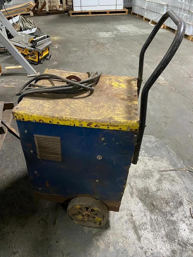 Used LINCOLN ELECTRIC IDEALARC AC/DC 250 STICK WELDER