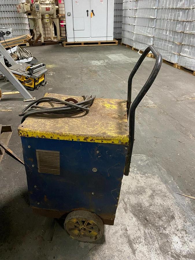 Used LINCOLN ELECTRIC IDEALARC AC/DC 250 STICK WELDER