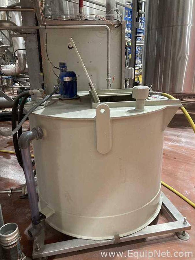 Used 1.000 Liters Polypropylene Tank With Top Mounted Agitator And Dosing Pump