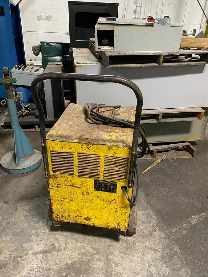 Used LINCOLN ELECTRIC IDEALARC AC/DC 250 STICK WELDER