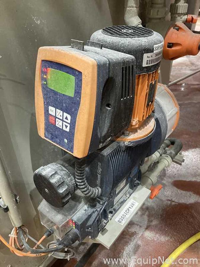 Used 1.000 Liters Polypropylene Tank With Top Mounted Agitator And Dosing Pump