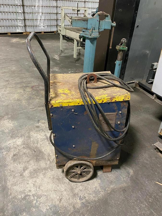 Used LINCOLN ELECTRIC IDEALARC AC/DC 250 STICK WELDER