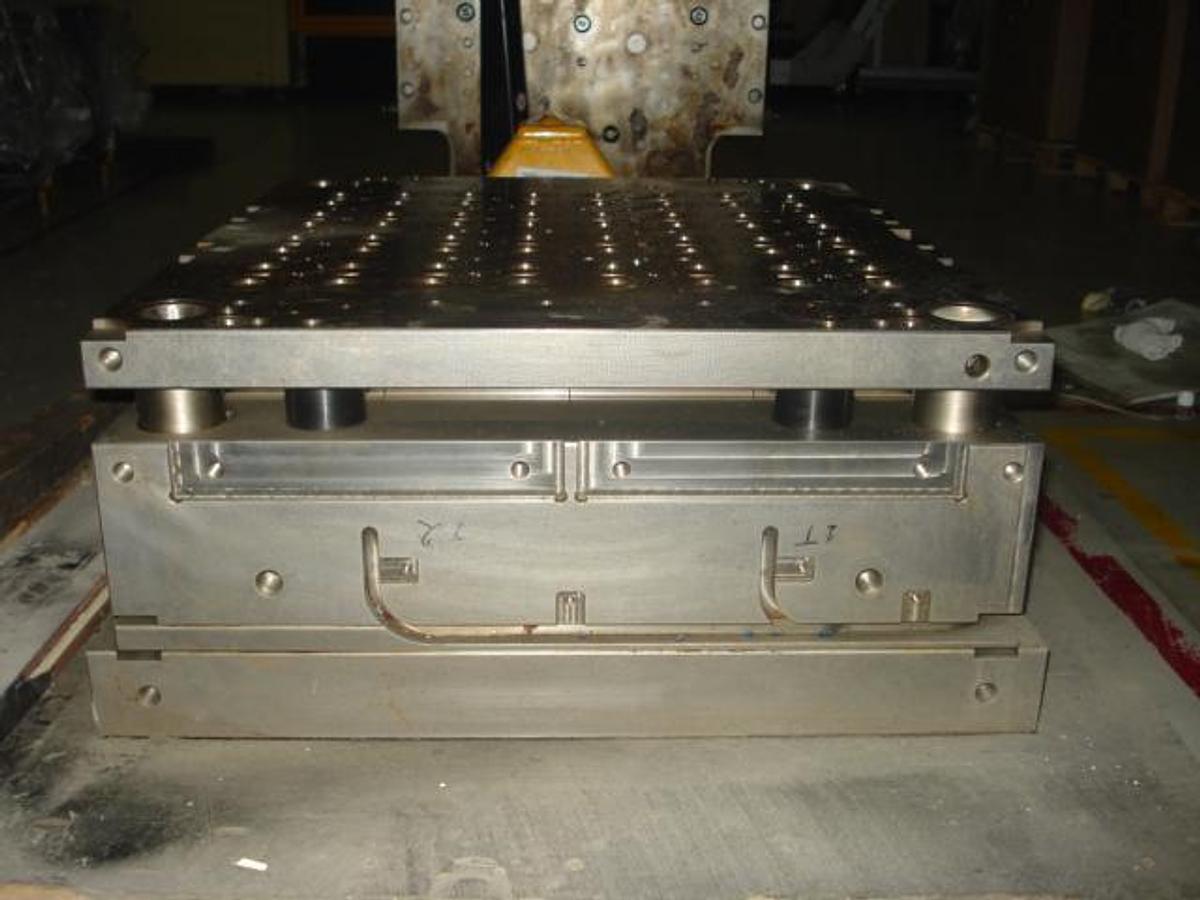 Usado 2006 Corvaglia Molde de cierre 30/25 de 64 cavidades (mitad fría)