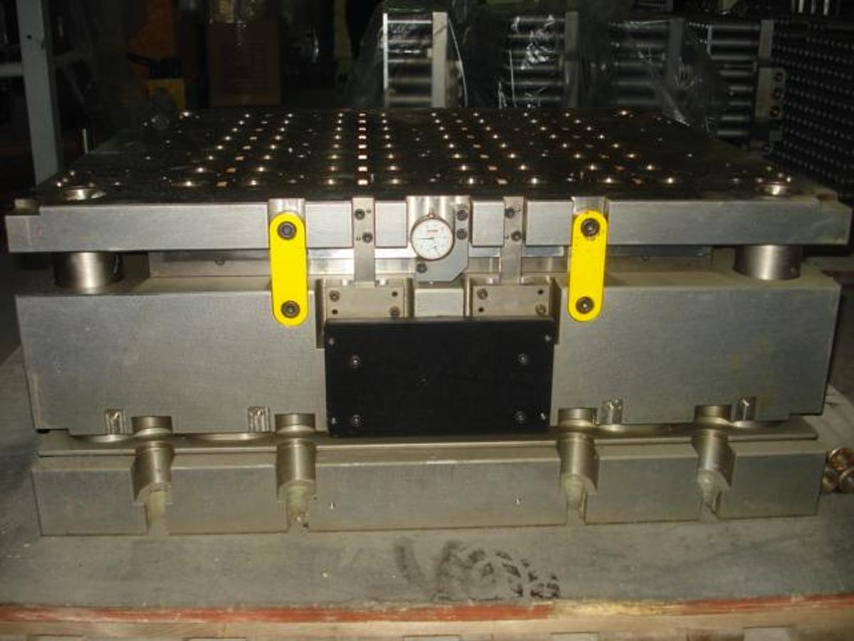 Usado 2006 Corvaglia Molde de cierre 30/25 de 64 cavidades (mitad fría)