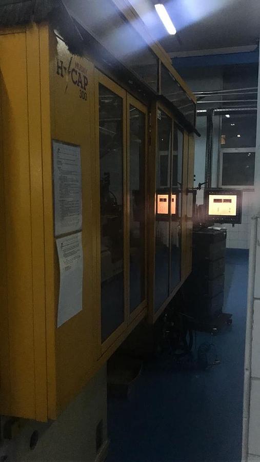 Usado 2011 Husky HyCAP 300 Máquinas de moldeo por inyección de cierre (2 off)