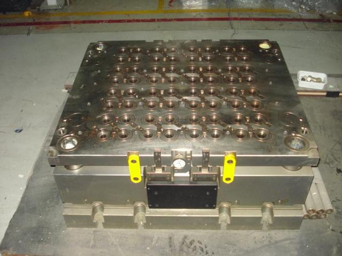 Usado 2006 Corvaglia Molde de cierre 30/25 de 64 cavidades (mitad fría)