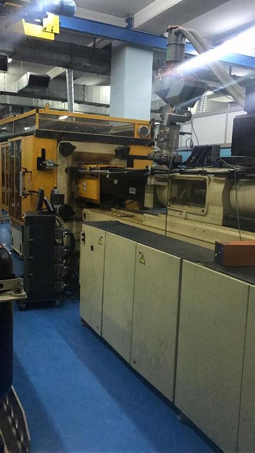 Usado 2011 Husky HyCAP 300 Máquinas de moldeo por inyección de cierre (2 off)