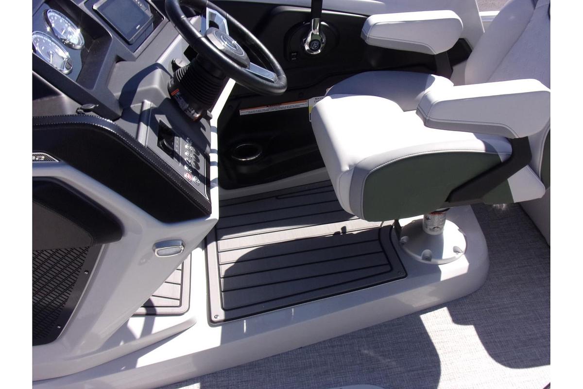 2025 Avalon Catalina 23' Quad Lounger Shift triple log with a Mercury 250 Pro XS