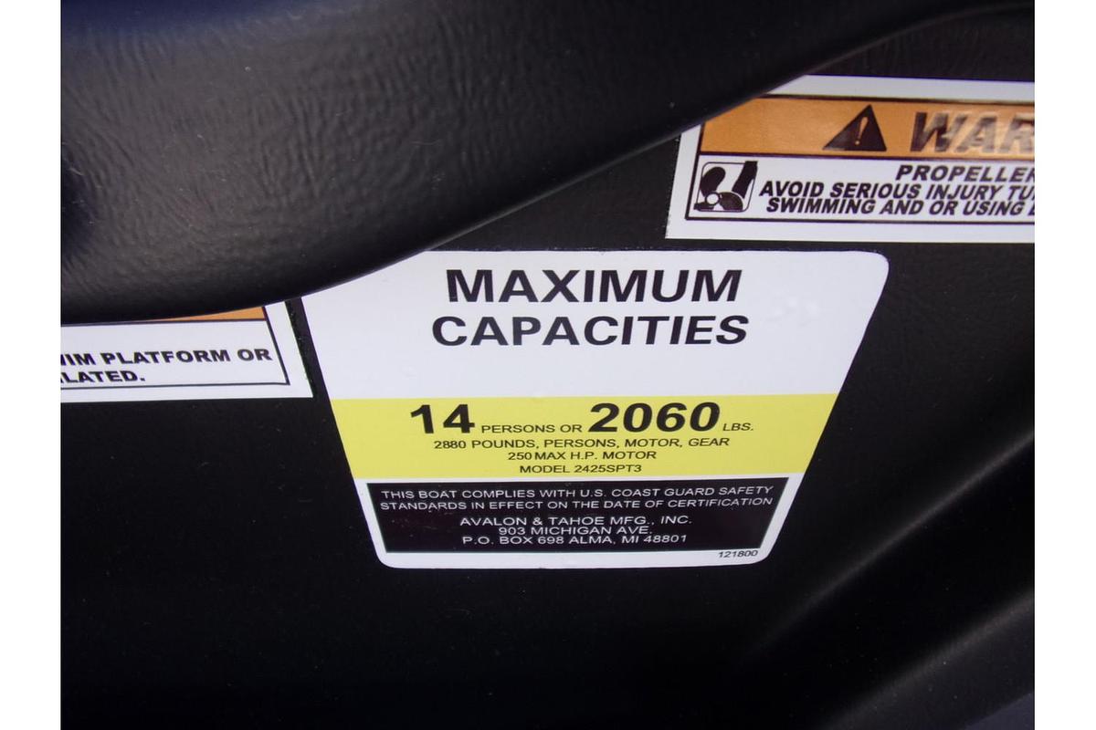 2025 Avalon Catalina 23' Quad Lounger triple log with Suzuki 250