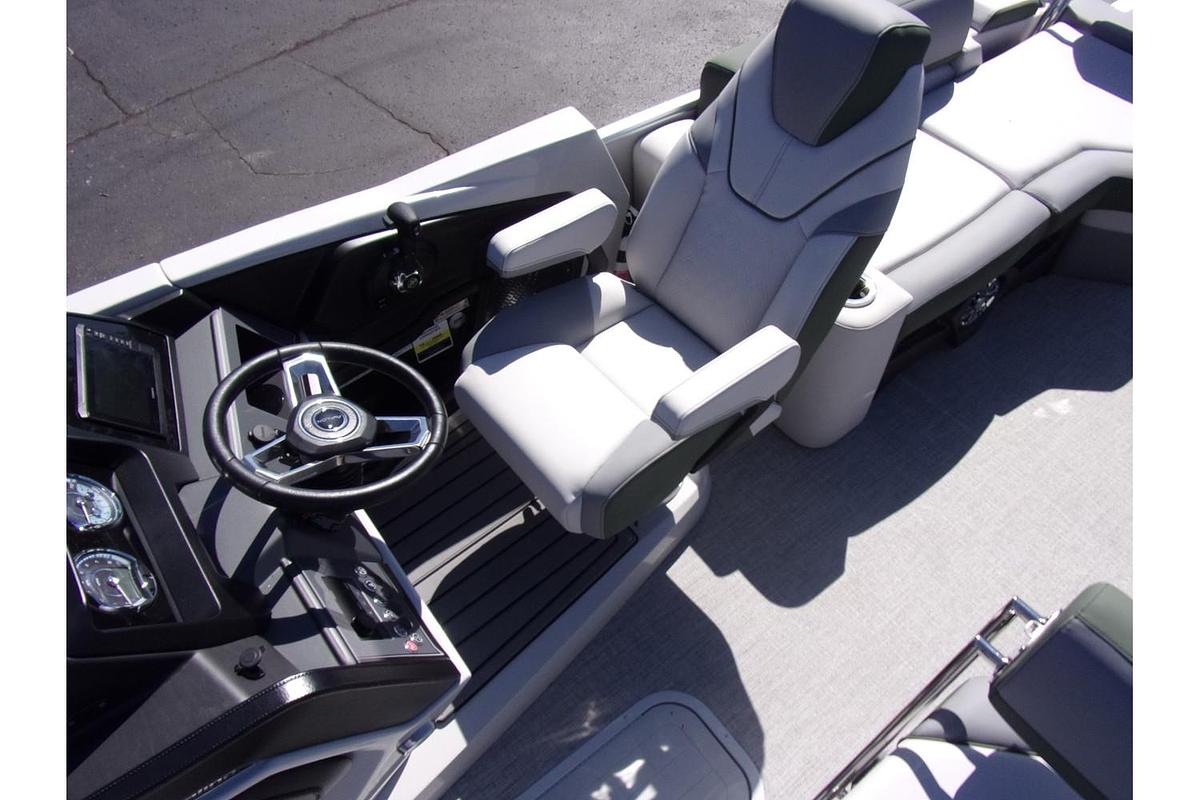 2025 Avalon Catalina 23' Quad Lounger Shift triple log with a Mercury 250 Pro XS