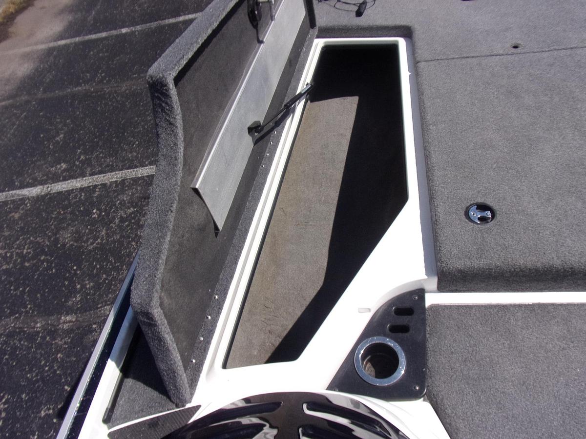 Used 2017 Nitro Z 18 DUAL CONSOLE with low hour MERCURY 150 4-stroke