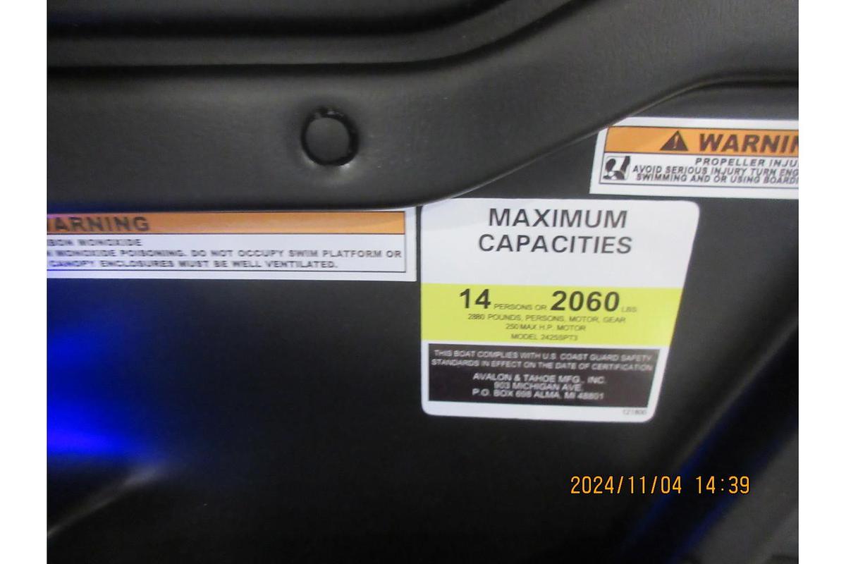 2025 Avalon Catalina 23' Quad Lounger triple log with Suzuki 250