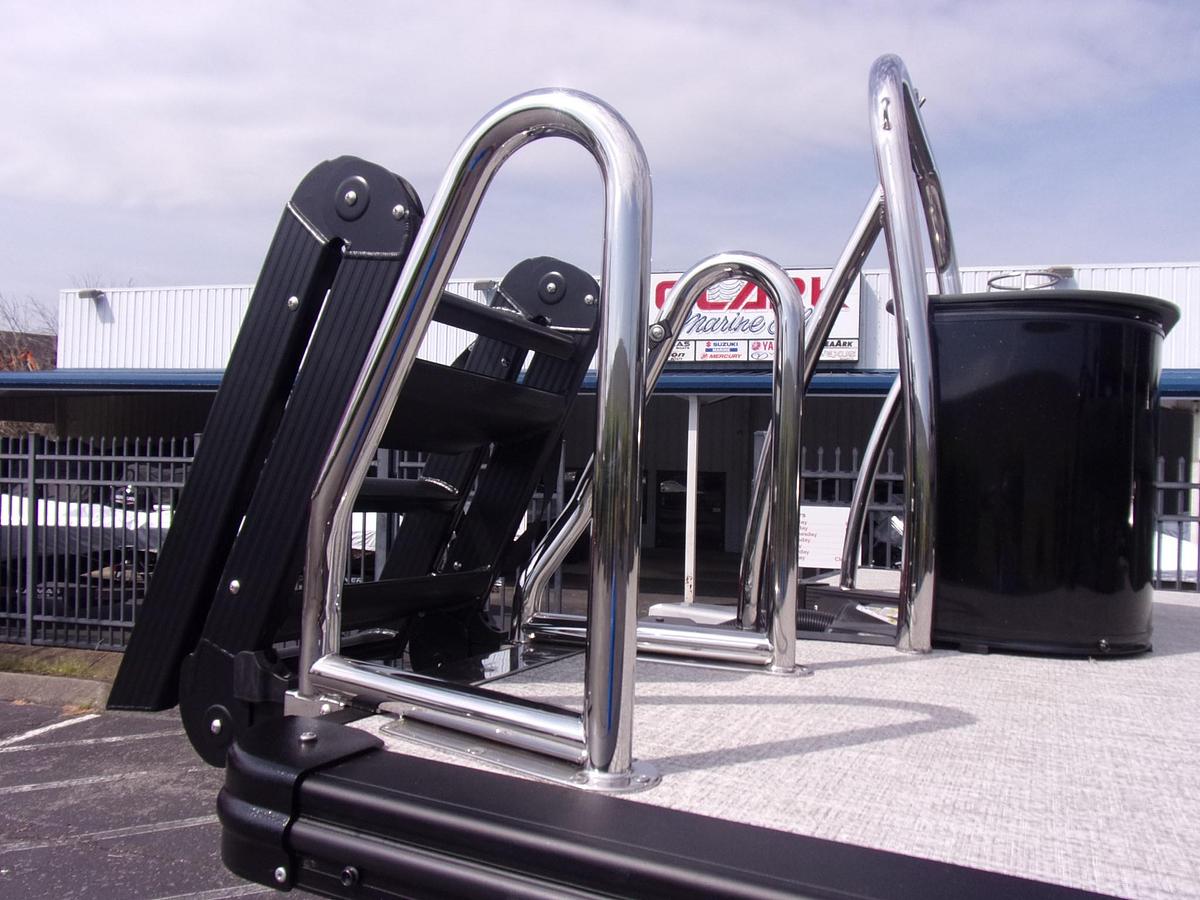 2026 Avalon 23 LSZ Quad Lounger Shift triple log with Suzuki DF 250 SS 4-stroke