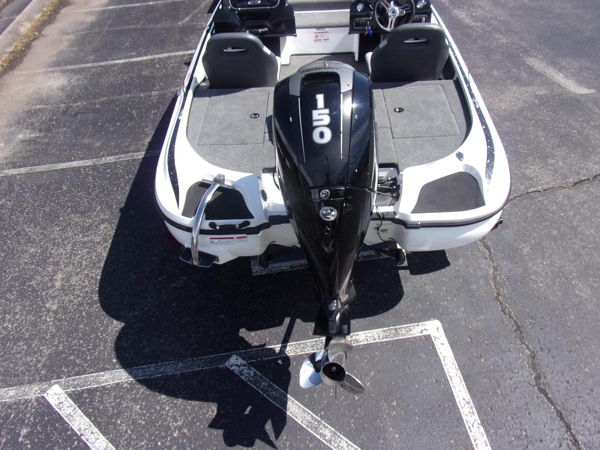 Used 2017 Nitro Z 18 DUAL CONSOLE with low hour MERCURY 150 4-stroke